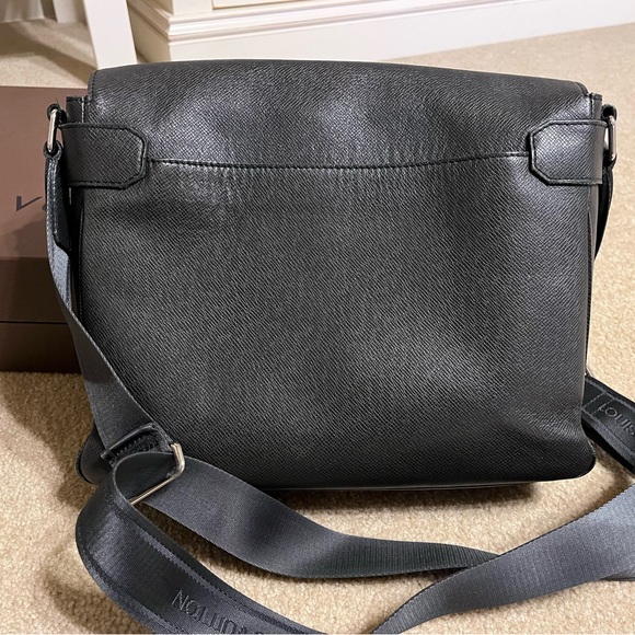 Louis Vuitton - Mens Messenger - Roman - Picture 9 of 13